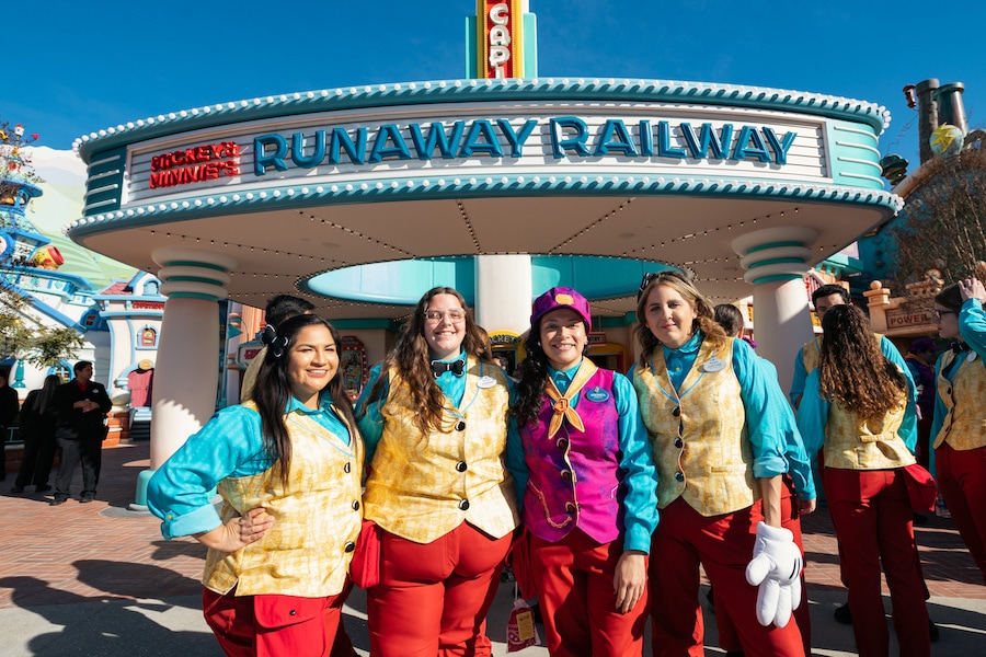 Leads Selina, Darian, Veronica and Justine stand in front of the attraction