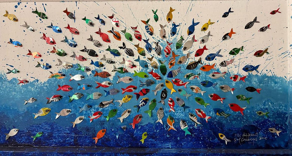 Illustrazione colorata con molti pesci stilizzati che si muovono insieme su sfondo blu