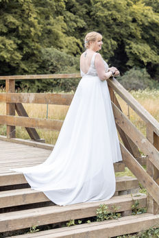Braut in Hochzeitskleid mit Schleppe