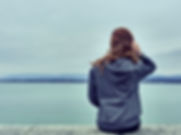 Menina pelo lago