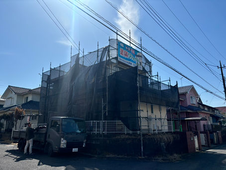 外部改修工事してます。