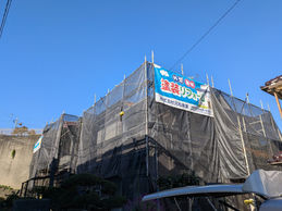 外部改修工事してます。