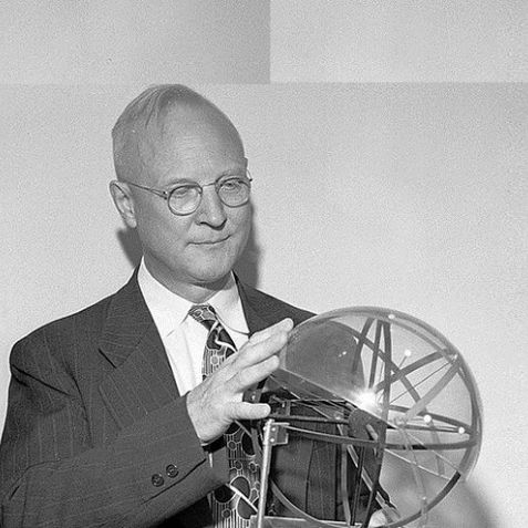 Guilford demostró en 1950 que la creatividad y la inteligencia son capacidades distintas. Su concepto de pensamiento divergente sigue siendo la base del entrenamiento creativo moderno.