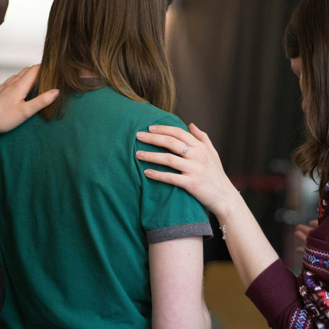 Pertenencia real: cómo sostener comunidad sin diluirte. Coherencia, límites y vínculo sano para cuidar tu energía y habitar relaciones con intención.