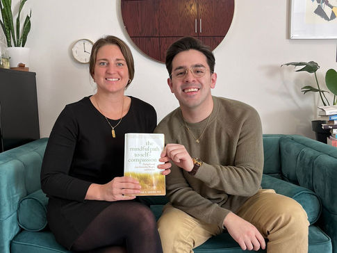 ¿VIVIR CONSCIENTE ES VIVIR MEJOR? Temporada 3 Episodio 8 (reseña de libro The mindful path to self compassion/El camino consciente hacia la autocompasión