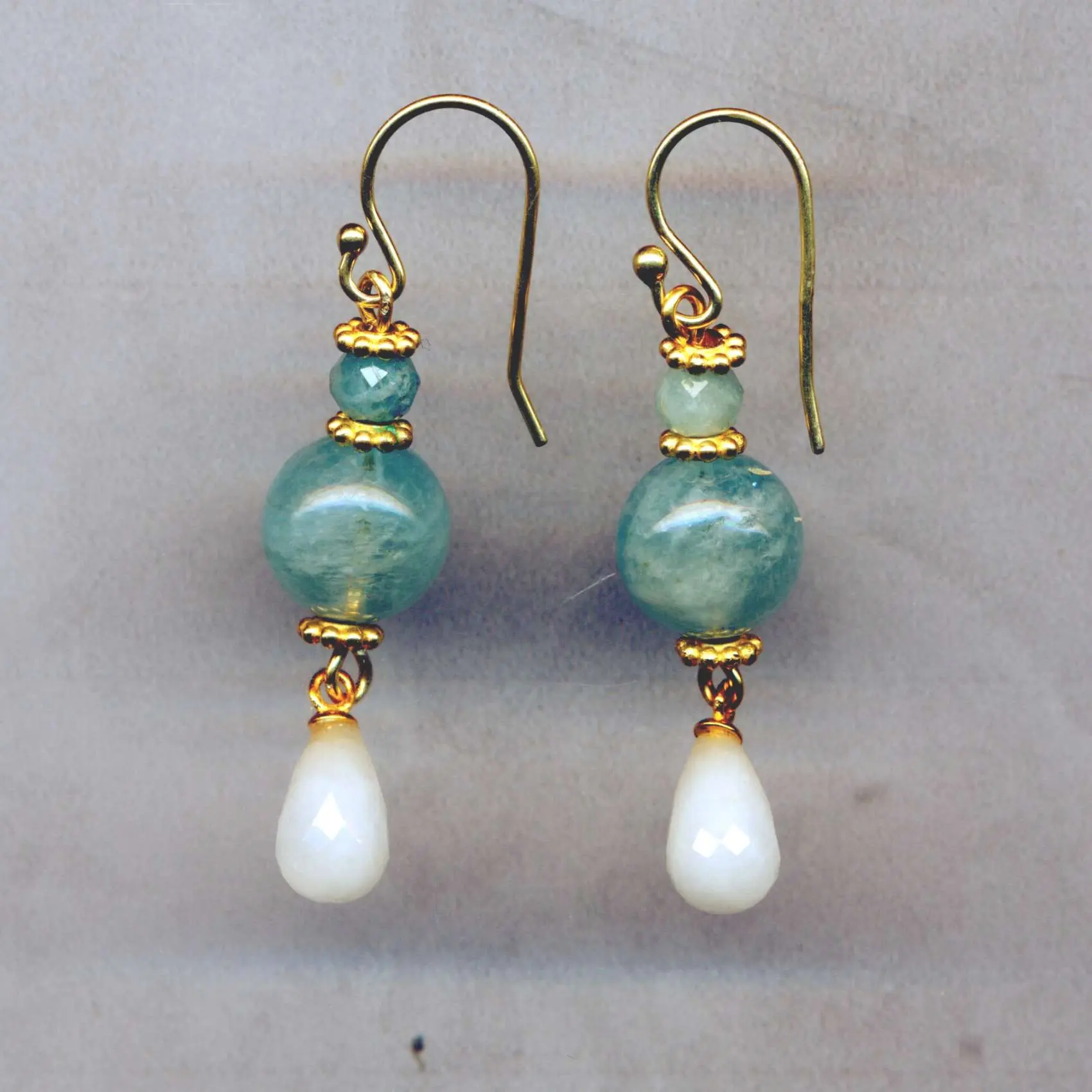 Ohrhänger mit facettierten Aquamarin und weißer Opal 925 vergoldet