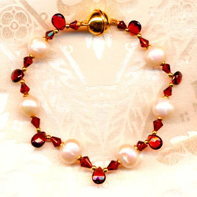 Perlenarmband mit facttierten Granat