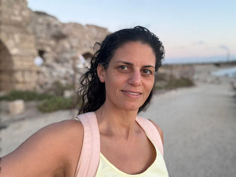 אישה מביטה החוצה במבט שקט וחוקר, מבטאת חוויית החפצה והתבוננות פנימית על גבולות ומבט.