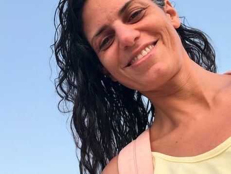 אישה עם מבט רגוע ונוכח, מתבוננת במרחב מתוך חיבור ונוכחות פנימית. רגע של מחשבה על משמעות המבט וכוונתו האנושית.