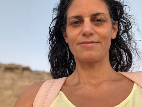 אישה עומדת ומתבוננת פנימה, במבט רך ומהורהר. רגע של חיבור פנימי ושאלה – איך אני מביטה? ומה קורה כשמישהו מביט בי?