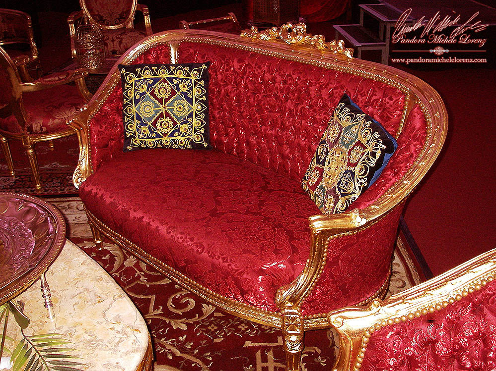 Luxus Barock Sofas - Rot & Gold
