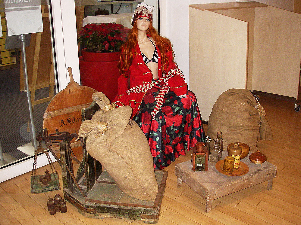 Lebensechte Piratenbraut Skulptur!