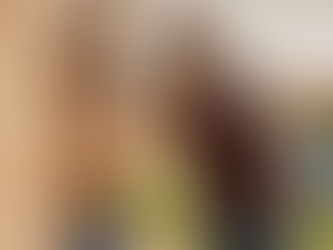 mulher gritando com outra mulher