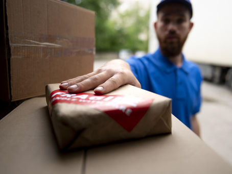 entregador pegando a entrega do cliente
