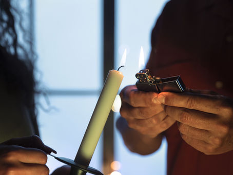 pessoa acendendo uma vela por falta de luz