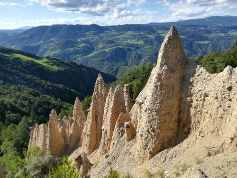 COLLEPIETRA: LE INCREDIBILI PIRAMIDI DI TERRA
