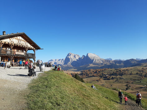 ALPE DI SIUSI: PASSEGGINI A MALGA TSCHÖTSCH