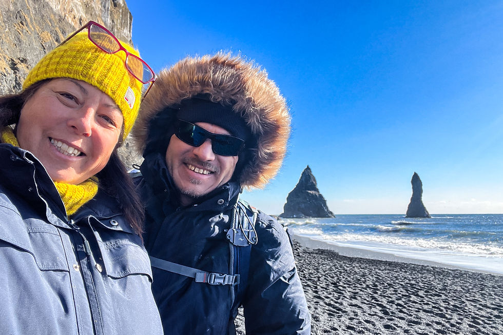 Reynisfjara, schwarzer Strand, Island, Reynisdrangar, Seespitzen, Sneaker-Wellen, Südküste, Ausflug, Naturschauspiel, Must-See, Sehenswürdigkeit