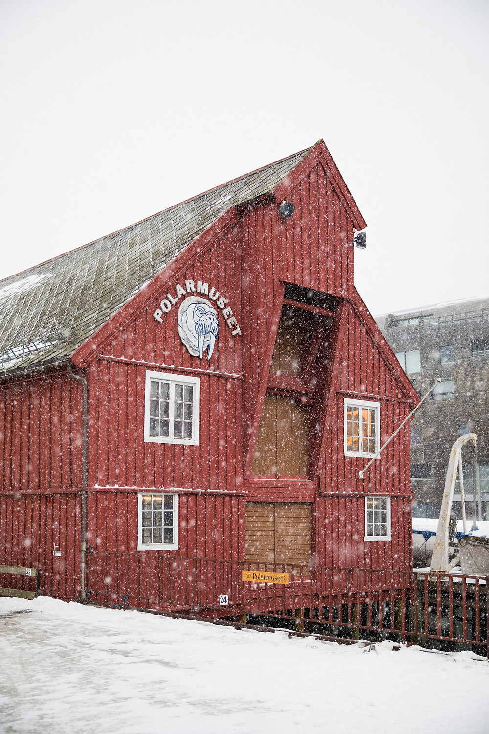 Polarmuseum im Hafen von Tromsö Nordnorwegen im Winter