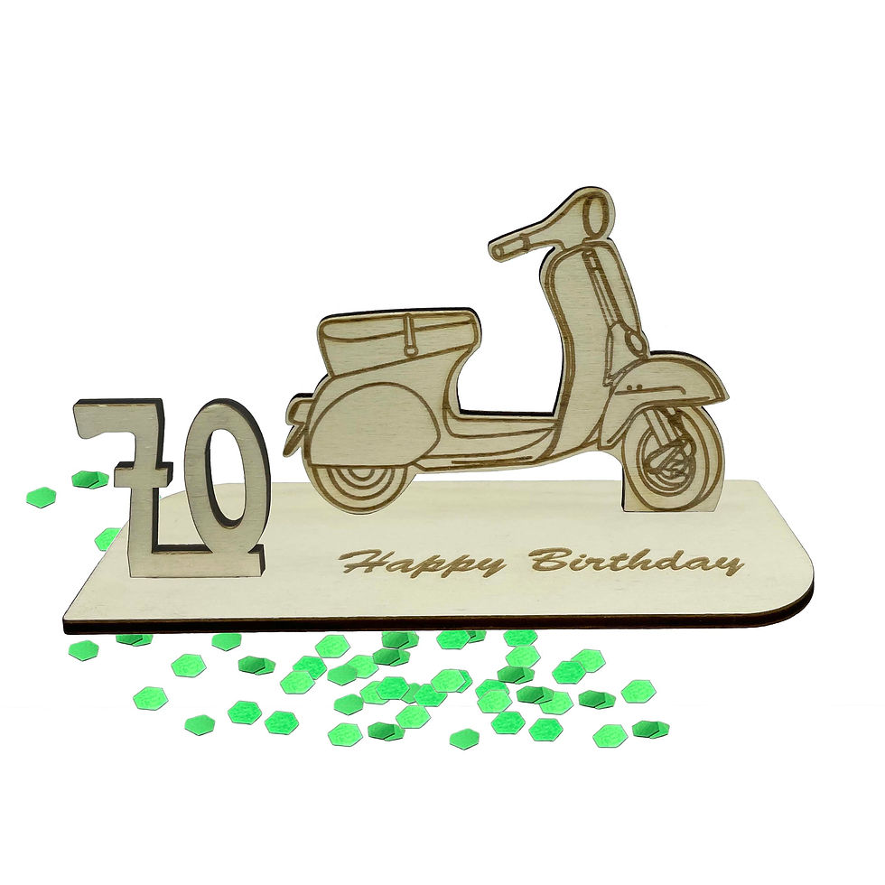 Miniaturbild: Holz-Geldgeschenk zum 70. Geburtstag mit Roller im Vespa-Stil, Gravur ‚Happy Birthday‘ – kreative Möglichkeit zum Geld verschenken.
