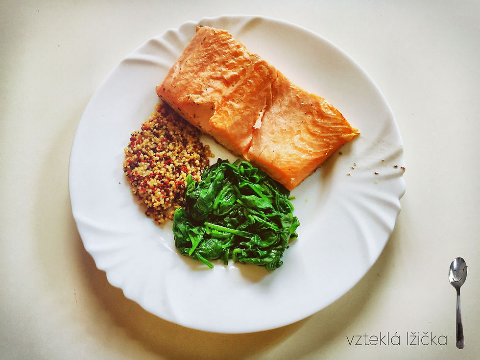Losos, špenát a quinoa