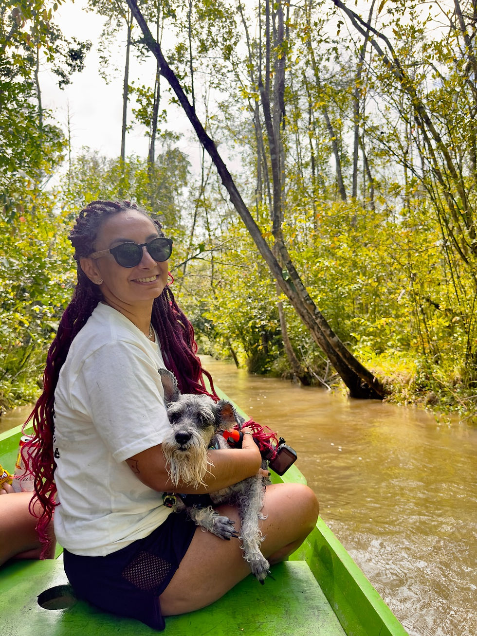 Foto da professora Jeamylle Nilin em uma de suas viagens com o cachorro Salim