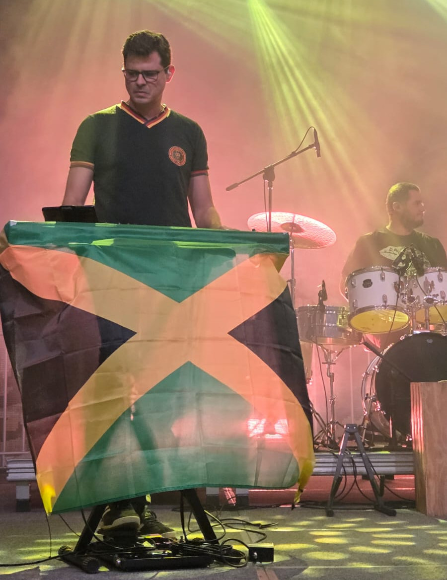 Professor Diego Wilke tocando teclado em um show