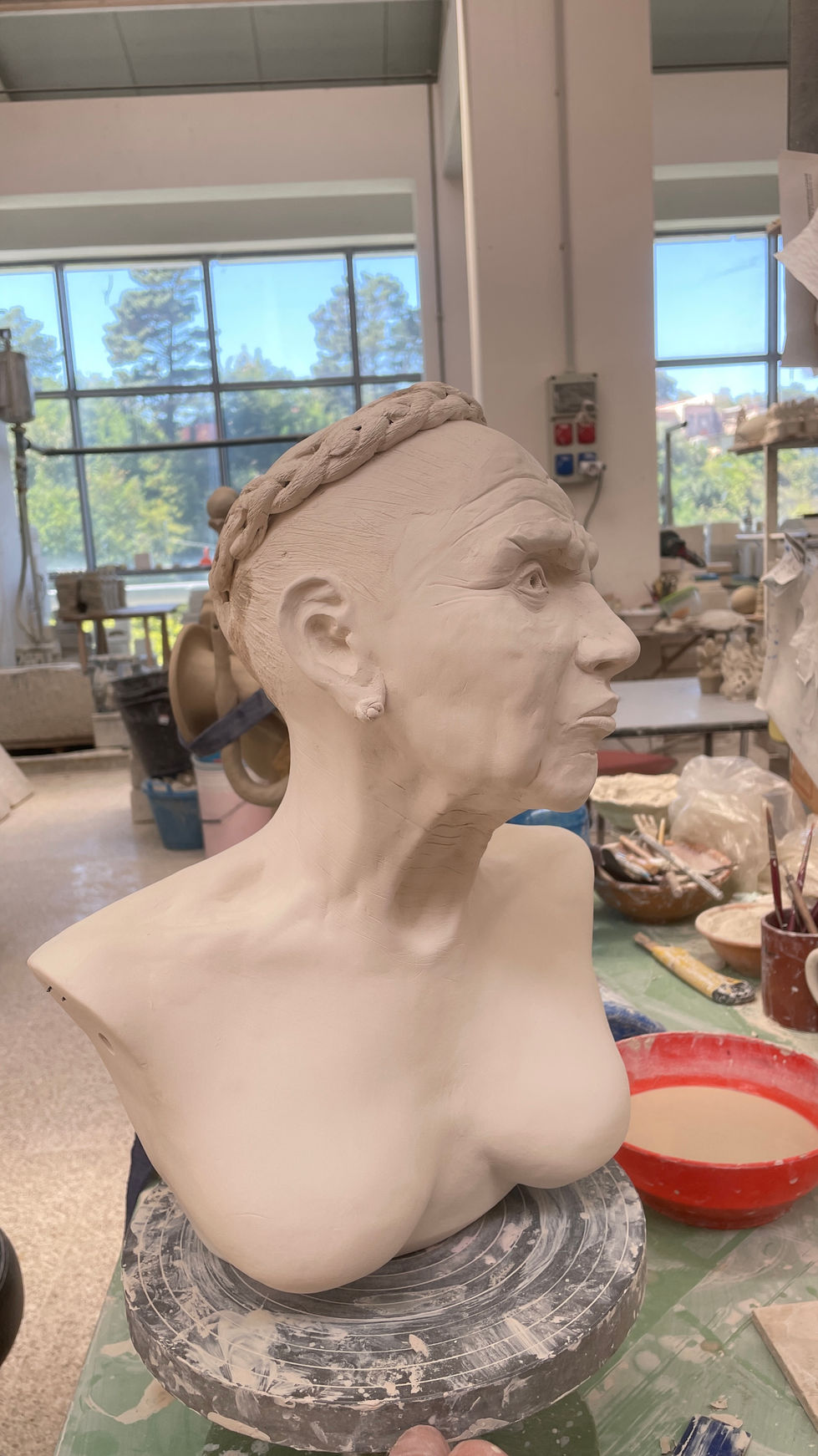 Scultura della Bagnarota anziana in fase di lavorazione nel laboratorio di Giuseppe Santoro. Questa opera rappresenta la forza e la tenacia delle donne di Bagnara Calabra.
Realizzata per il ristorante Le Saie a Bagnara Calabra.