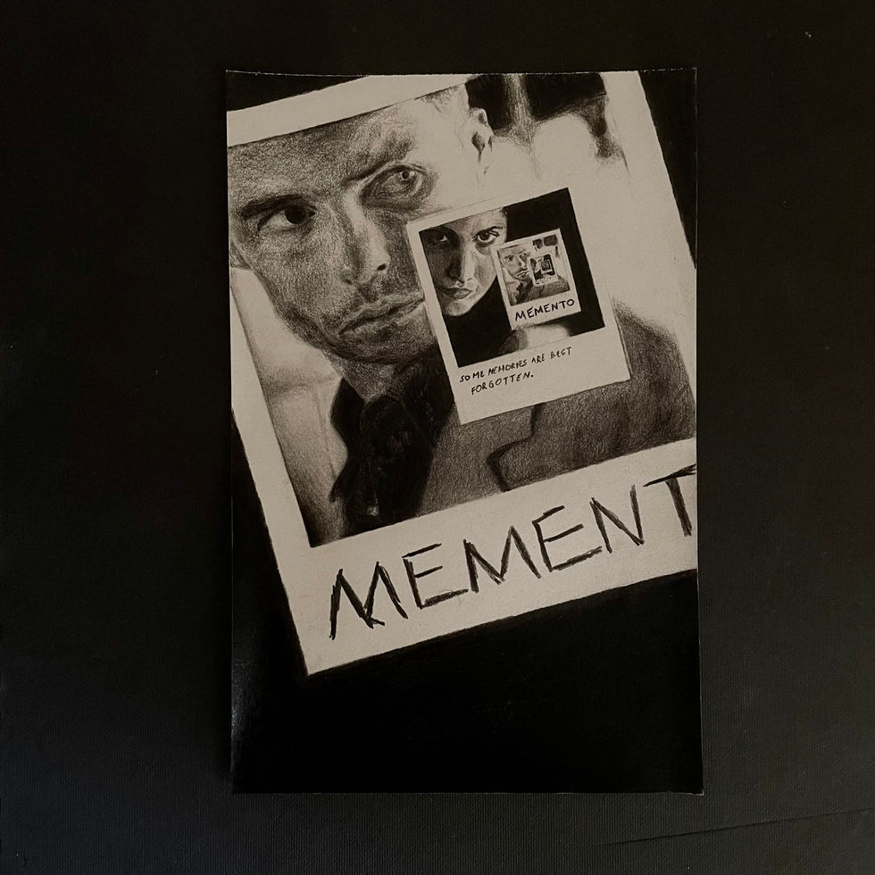 Riproduzione a carboncino della copertina del film ‘Memento’ di Christopher Nolan, che riflette la complessità della memoria e del sé.