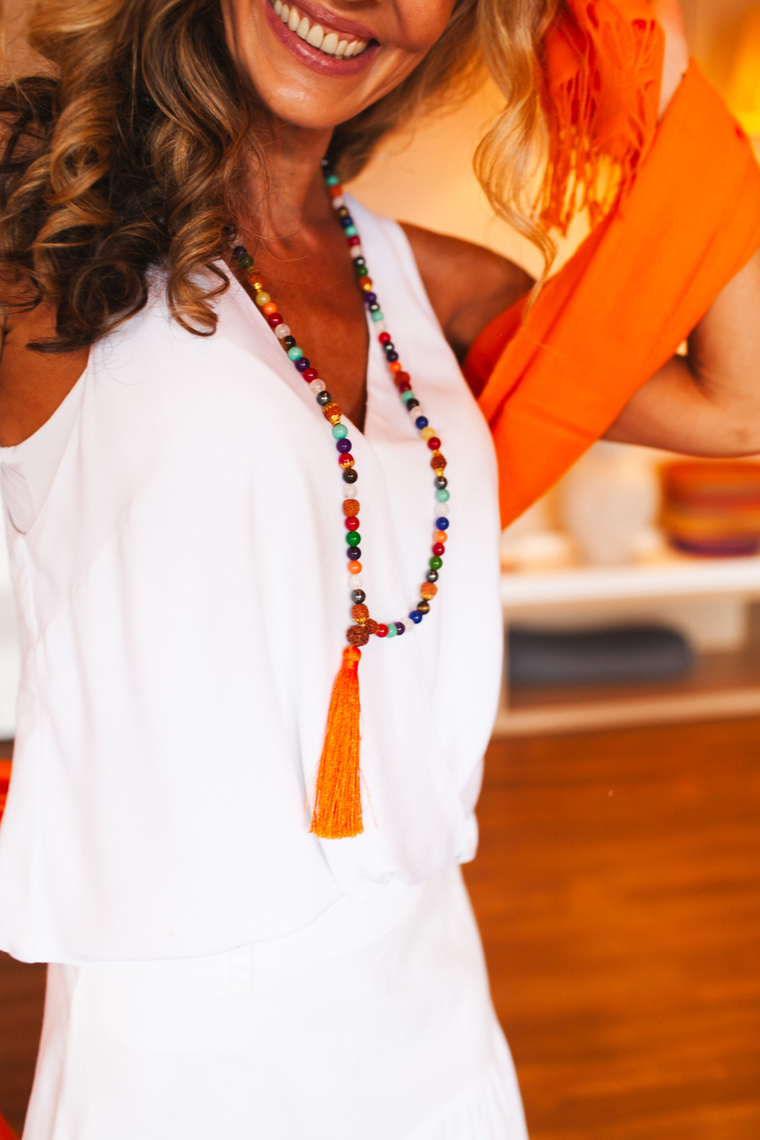 Japamala Ananda Jades Coloridas, Perolas, Cristais, detalhes e franja laranja