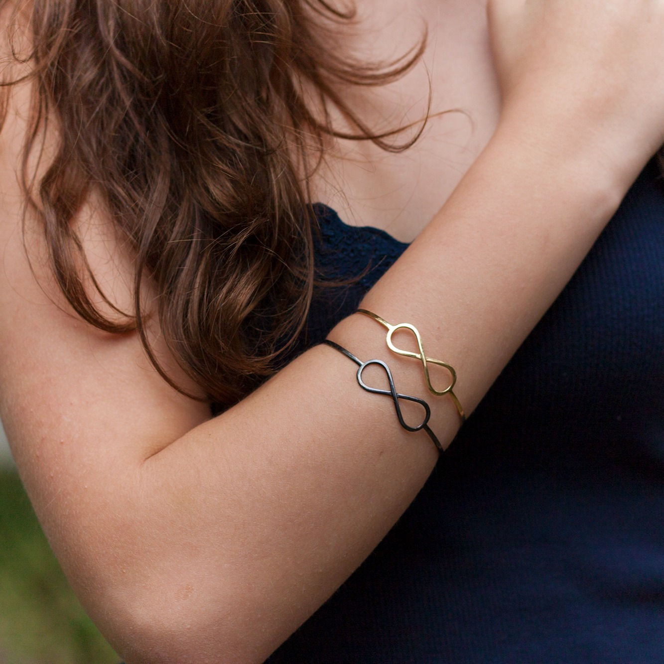 Bracelete Infinito em ouro amarelo 18k com banho de ródio negro