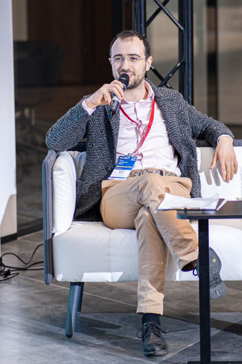 Photo documentation illustrating Loran Jacobs working as Executive Leadership at Deep-Tech Ventures during the "АКМР Digital Communications Day 2023" project in Moskva. (Track: Entrepreneurship)