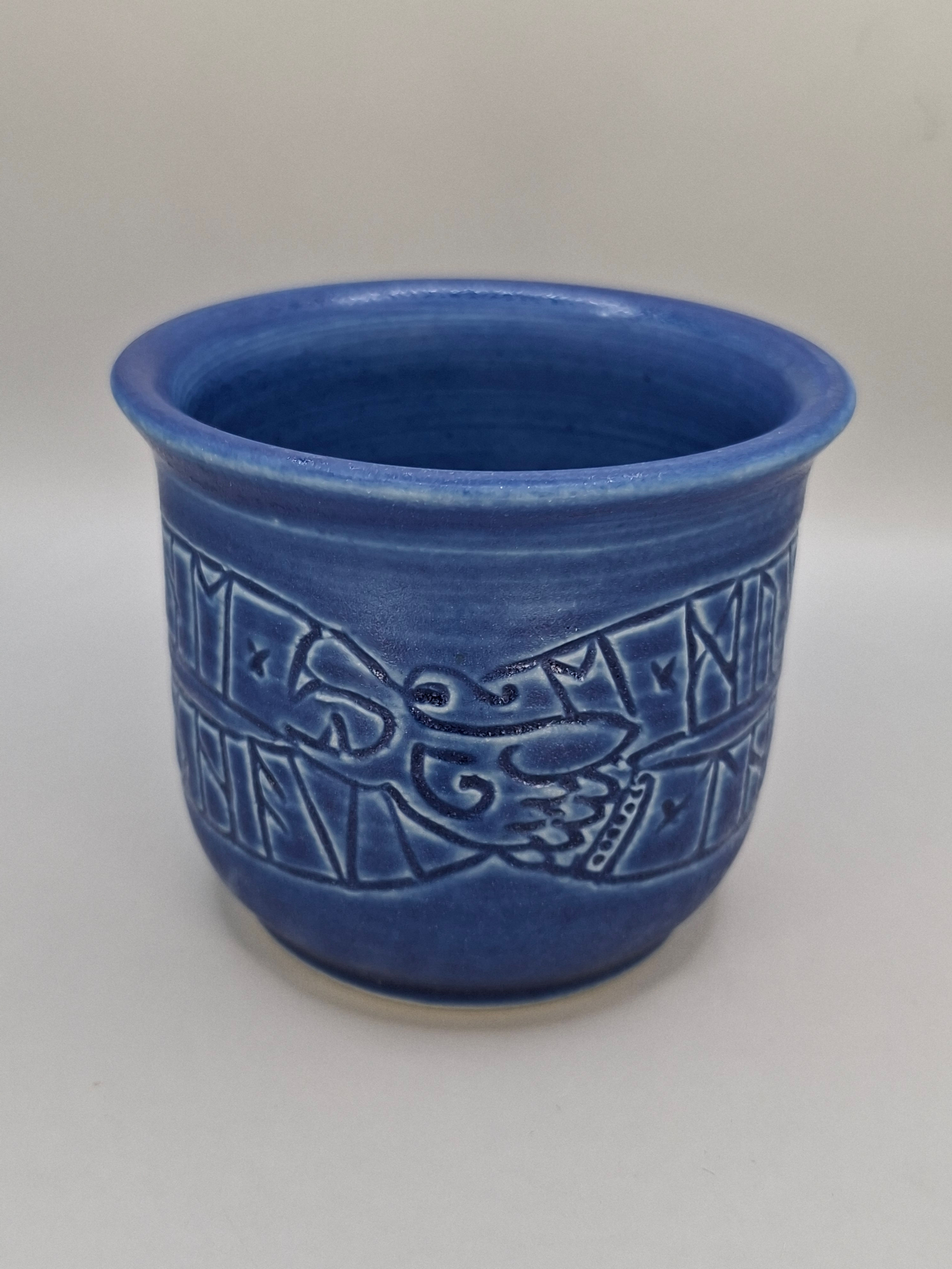 Runic inscription brush soaking mug (2)