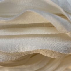 Dieses Werk fängt die Dynamik des Lebens ein, in der Rhythmus und Bewegung in das Material eingeschrieben sind.
Die skulpturale Komposition wirkt wie ein eingefrorener Tanz und übersetzt die flüchtige Energie eines Augenblicks in eine bleibende Form.