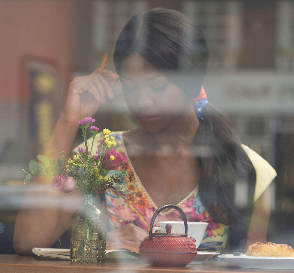 pensamentos intrusivos, mulher pensando de forma autocritica