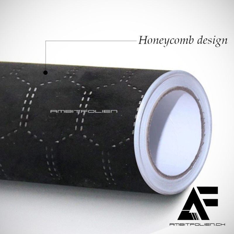 Miniaturbild: Eine Rolle selbstklebende Premium-Mikrofaserstofffolie von Ambitfolien. Die Folie hat eine weiche, samtartige Oberfläche. Das Logo und die Website von Ambitfolien sind im Bild zu sehen.