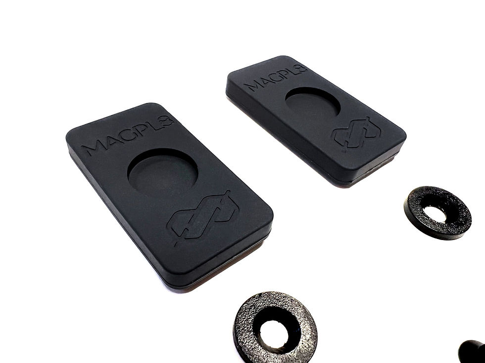 Miniaturbild: Alt-Text: Ein schwarzes magnetisches Kennzeichenhalter-Set von MAGPL8, bestehend aus vier rechteckigen Magnetplatten mit Logo, Schrauben und Unterlegscheiben. Die Teile sind auf einer weißen Oberfläche angeordnet.