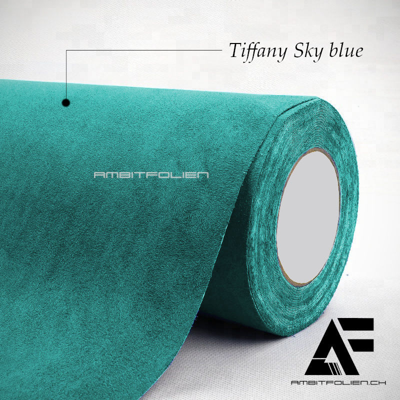 Miniaturbild: Eine Rolle selbstklebende Premium-Mikrofaserstofffolie von Ambitfolien. Die Folie hat eine weiche, samtartige Oberfläche. Das Logo und die Website von Ambitfolien sind im Bild zu sehen.