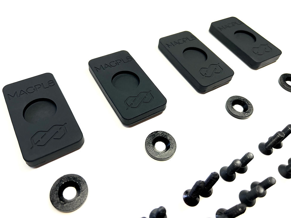 Miniaturbild: Alt-Text: Ein schwarzes magnetisches Kennzeichenhalter-Set von MAGPL8, bestehend aus vier rechteckigen Magnetplatten mit Logo, Schrauben und Unterlegscheiben. Die Teile sind auf einer weißen Oberfläche angeordnet.