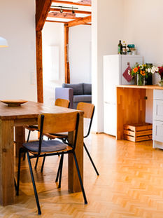 Küchentisch, Kühlschrank und Küchenzeile