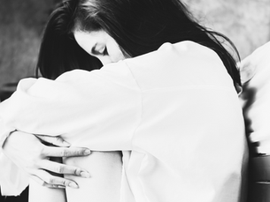 Femme en introspection après s’être forcée à faire l’amour