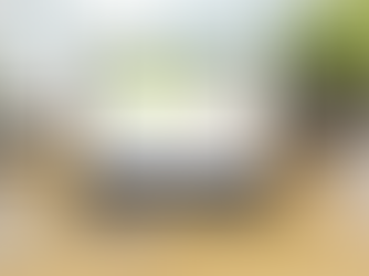 Aufgeklappter Laptop auf dem Tisch und ein Linkedin Profil ist aufgerufen