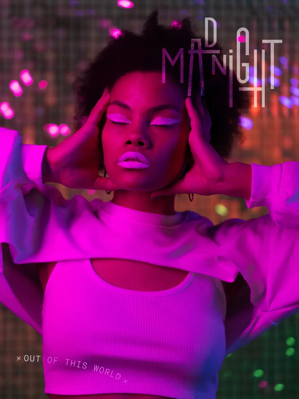 Immagine fashion con luci rosa per Madnight – branding futuristico per eventi.