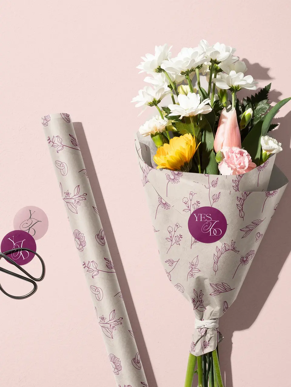 Bouquet floreale avvolto in carta brandizzata Yes I Do – branding elegante per wedding planner.

