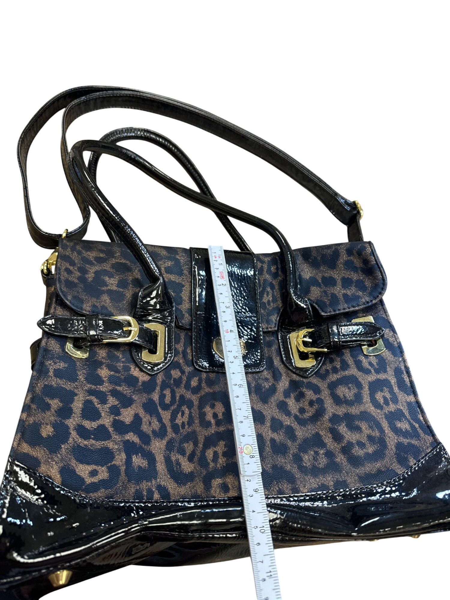 This elegant London Fog handbag offers a sophisticated style and functional desi