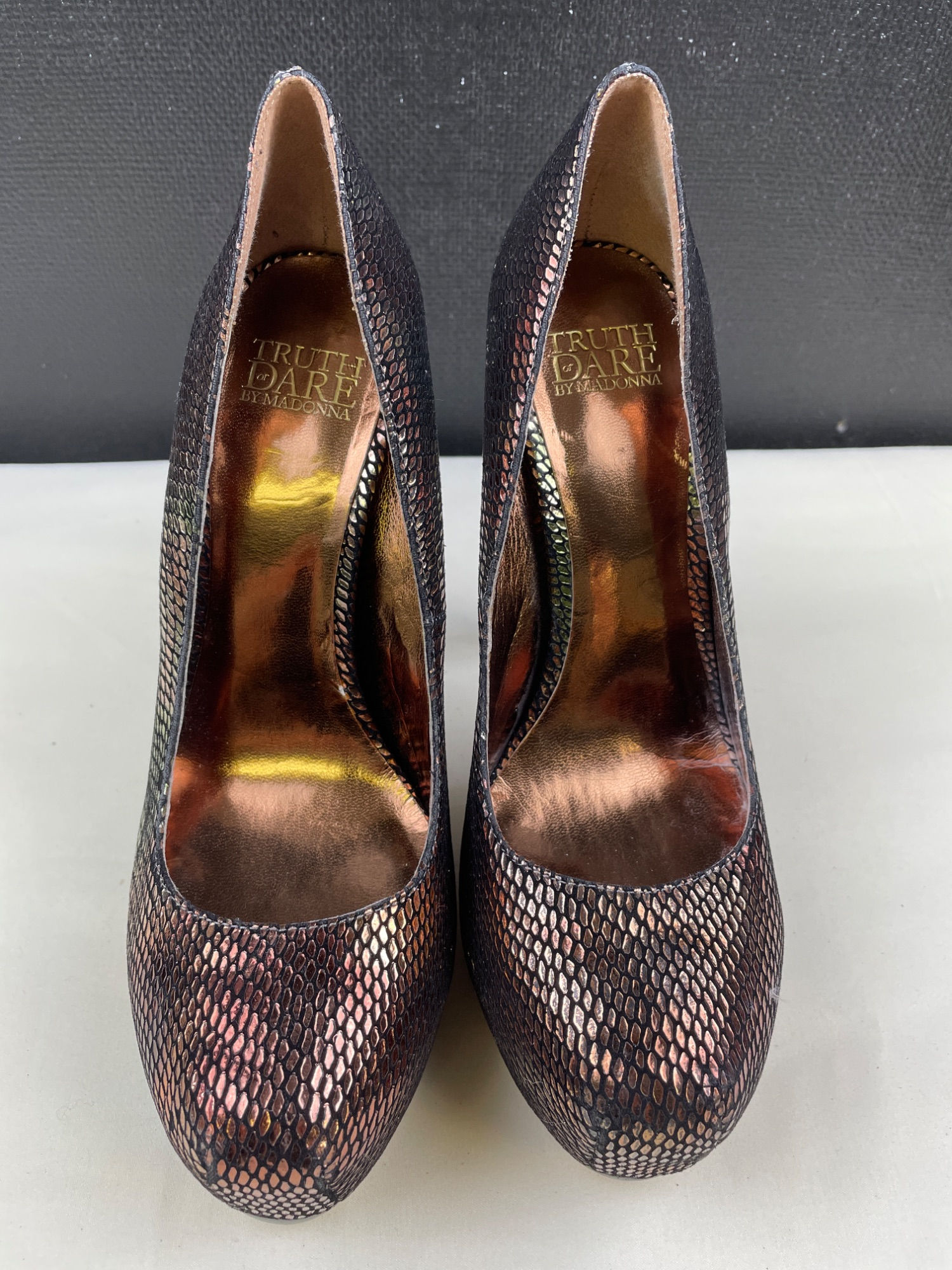 Truth or Dare By Madonna Women's Metallic Shoes/Heels 5.75" SIze 7 SKU 4786