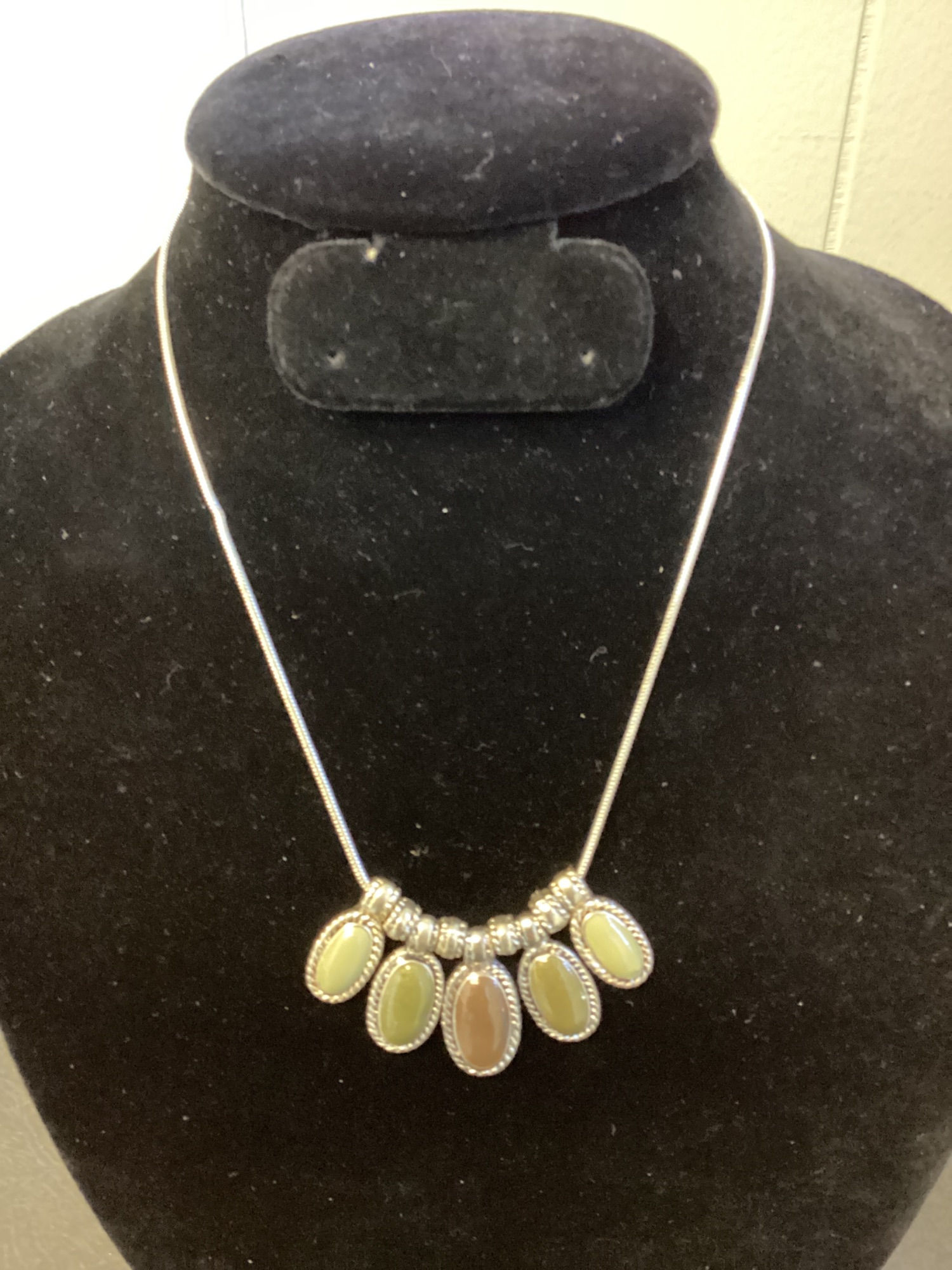 Vintage KC Mark Earthtone Cabochon Pendants Silvertone Necklace (687)