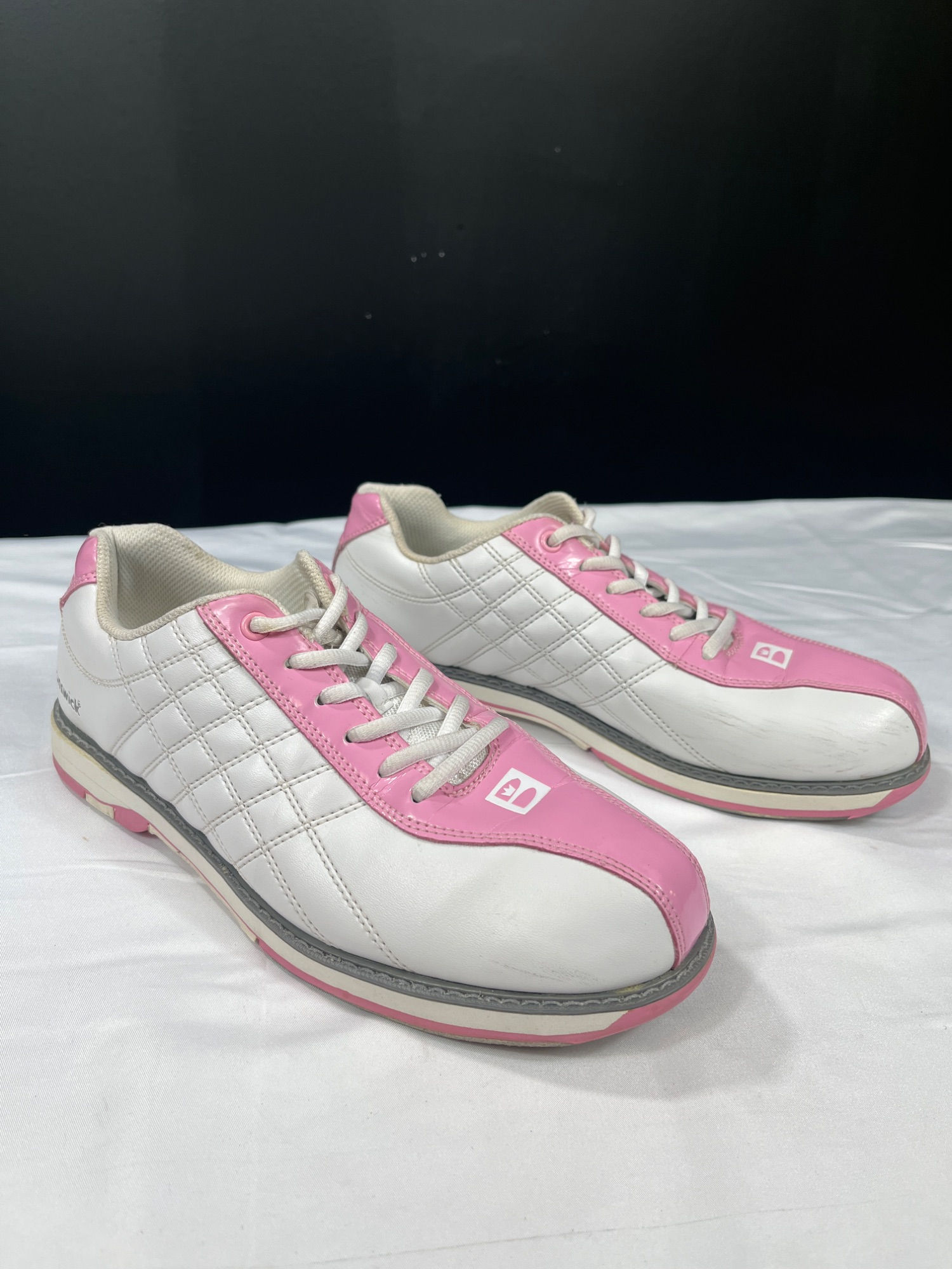 Brunswick Womens Pink White Bowling Shoes Size 9 SKU 7258