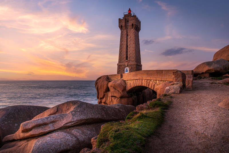 Phare de Men Ruz à Ploumanach sur la côte de granit rose
