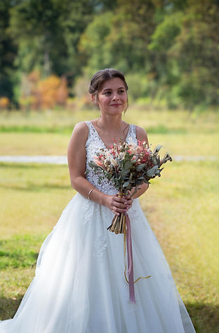 Marié émue tenant son bouquet de fleur durant un reportage photo de mariage à Rennes